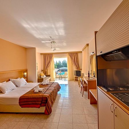 Anilio Plaza Aparthotel Zacharo Ruang foto