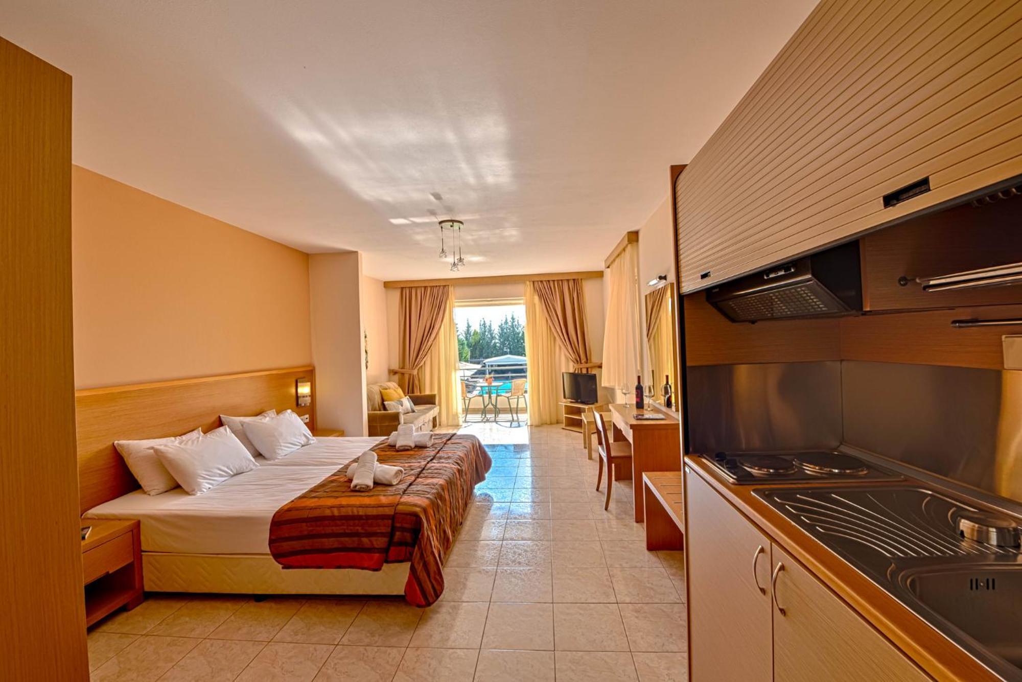 Anilio Plaza Aparthotel Zacharo Ruang foto