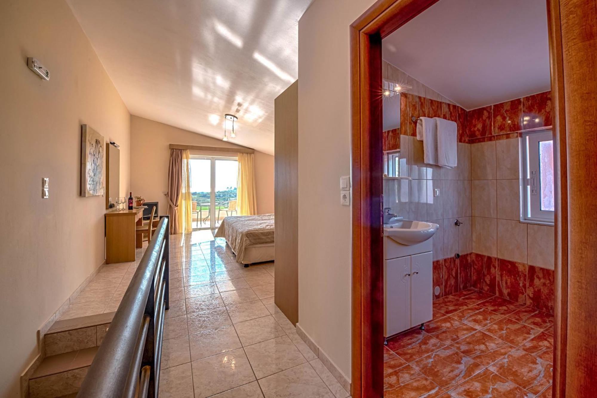 Anilio Plaza Aparthotel Zacharo Ruang foto