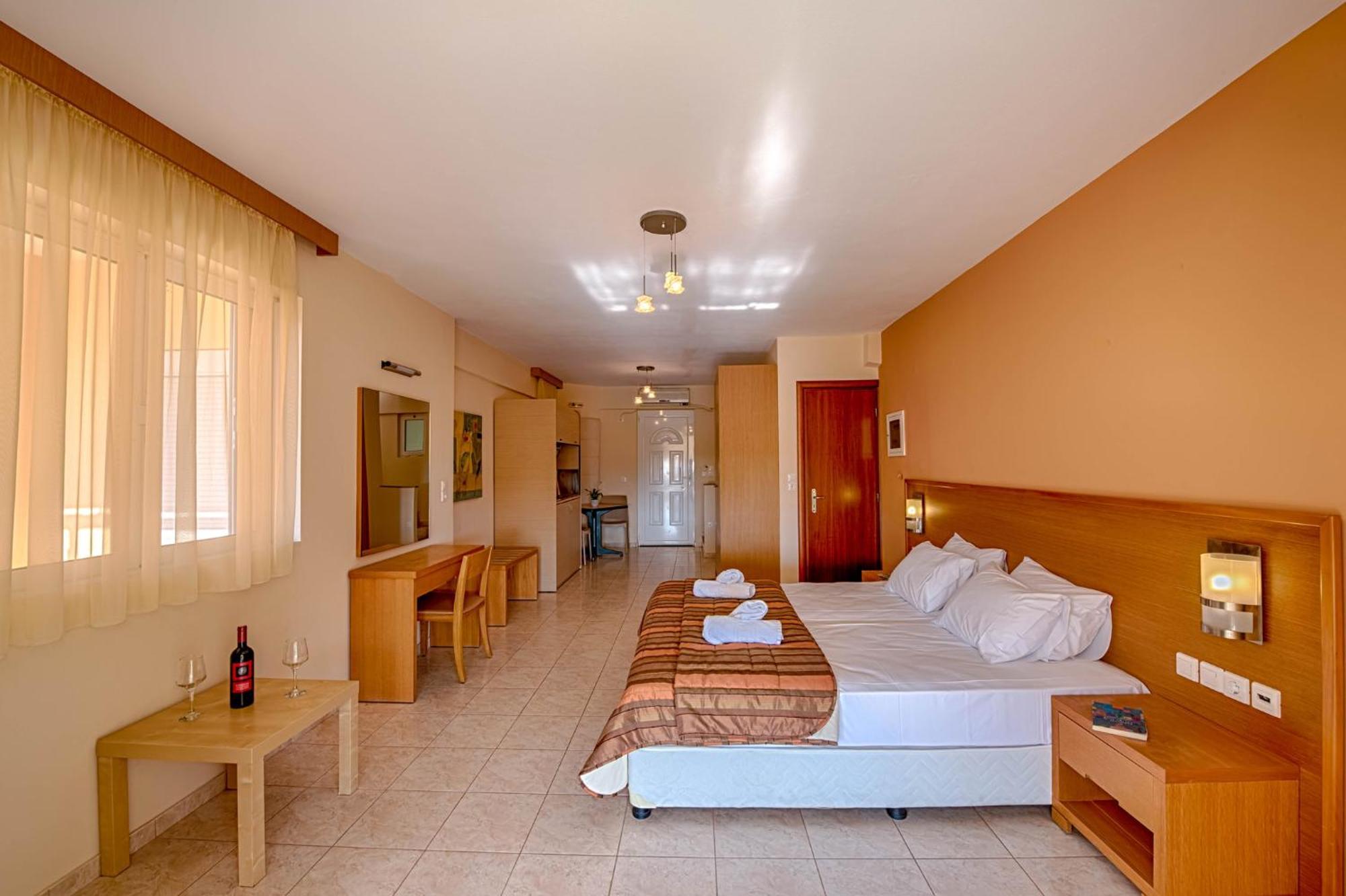 Anilio Plaza Aparthotel Zacharo Ruang foto