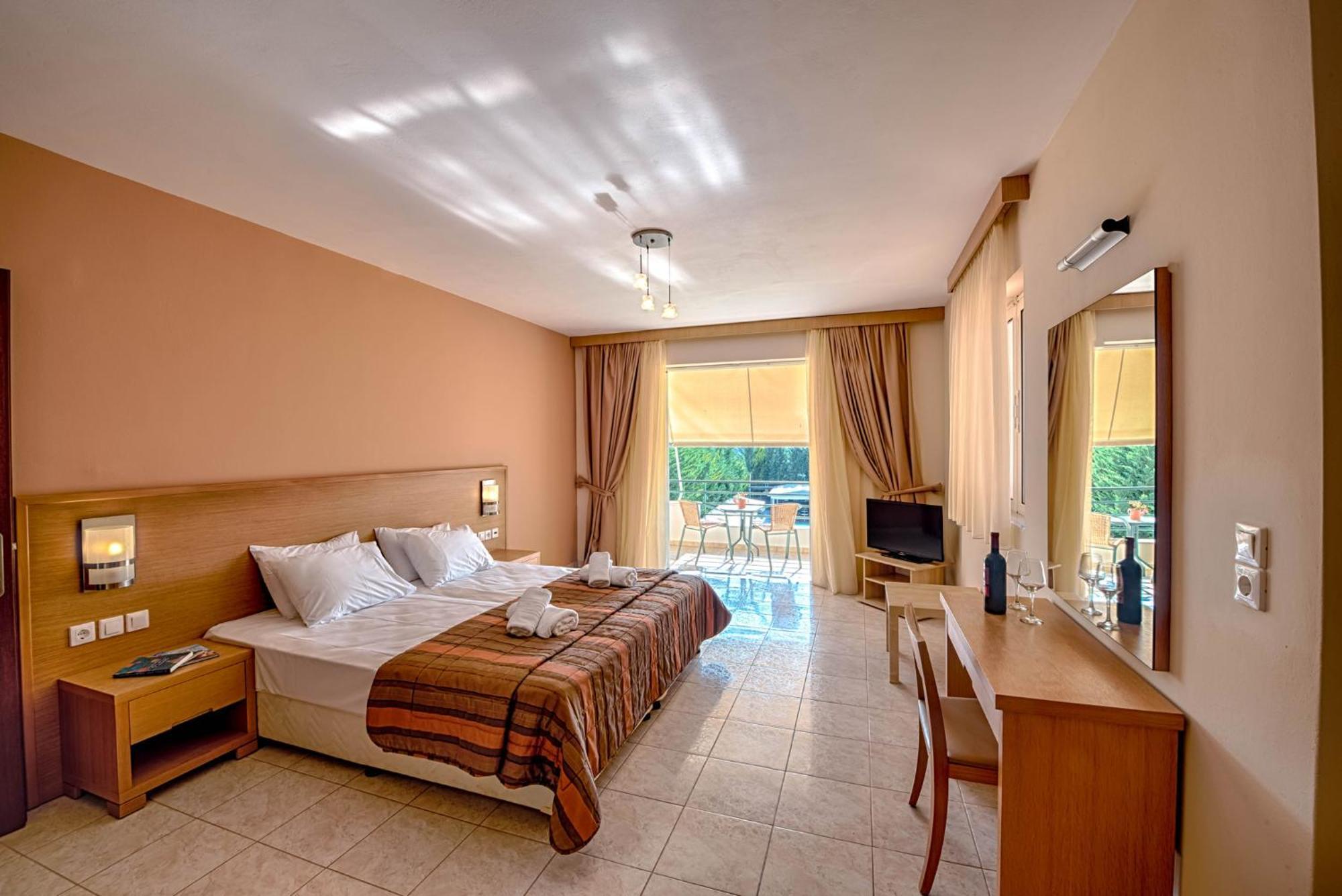 Anilio Plaza Aparthotel Zacharo Ruang foto