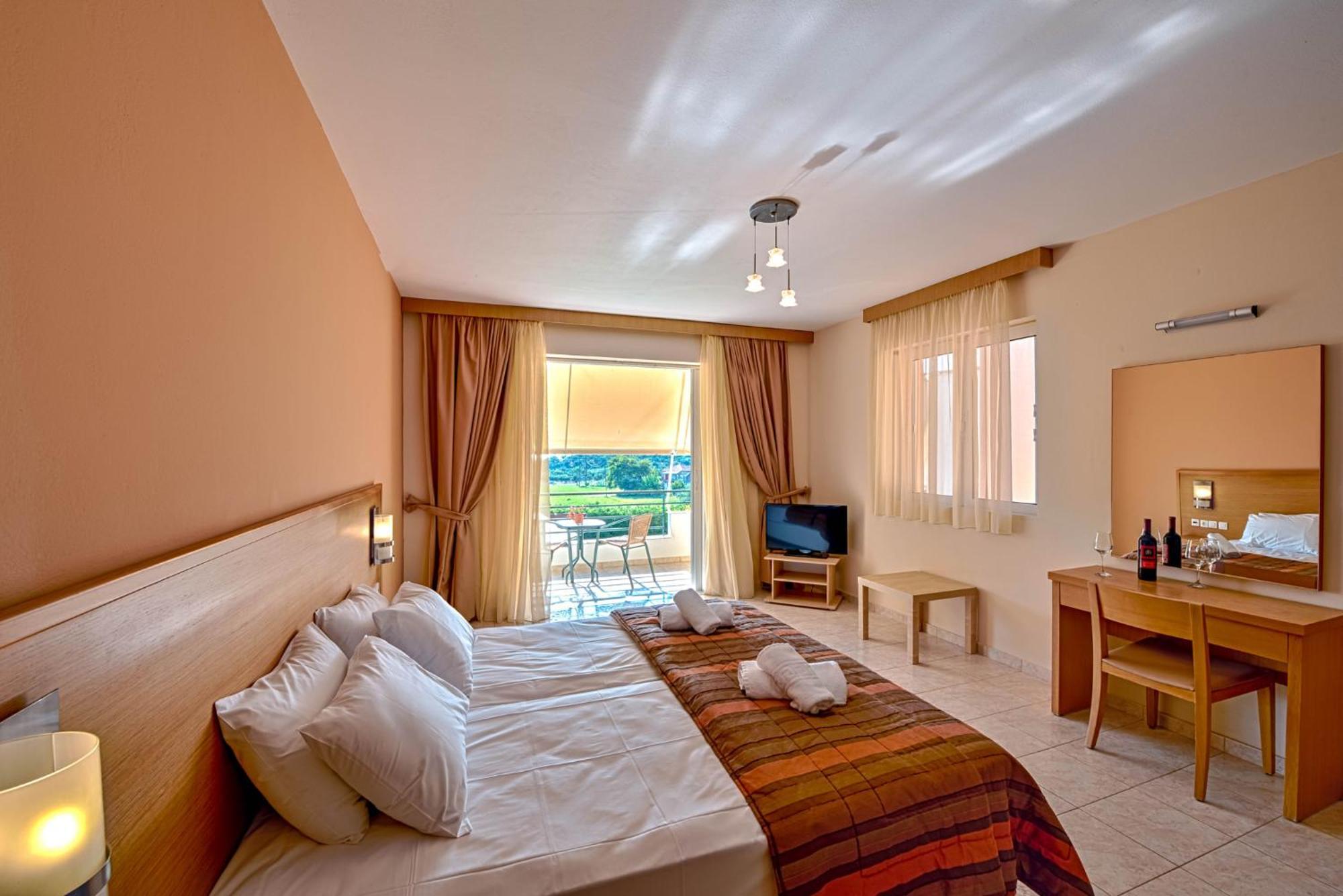 Anilio Plaza Aparthotel Zacharo Ruang foto